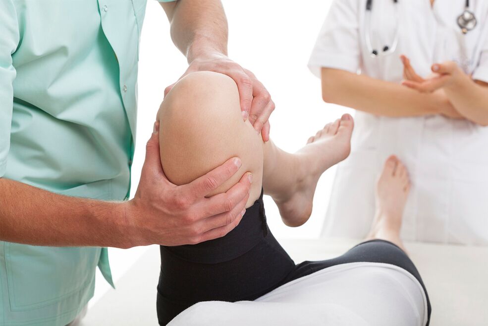doctor examining the knee for joint pain